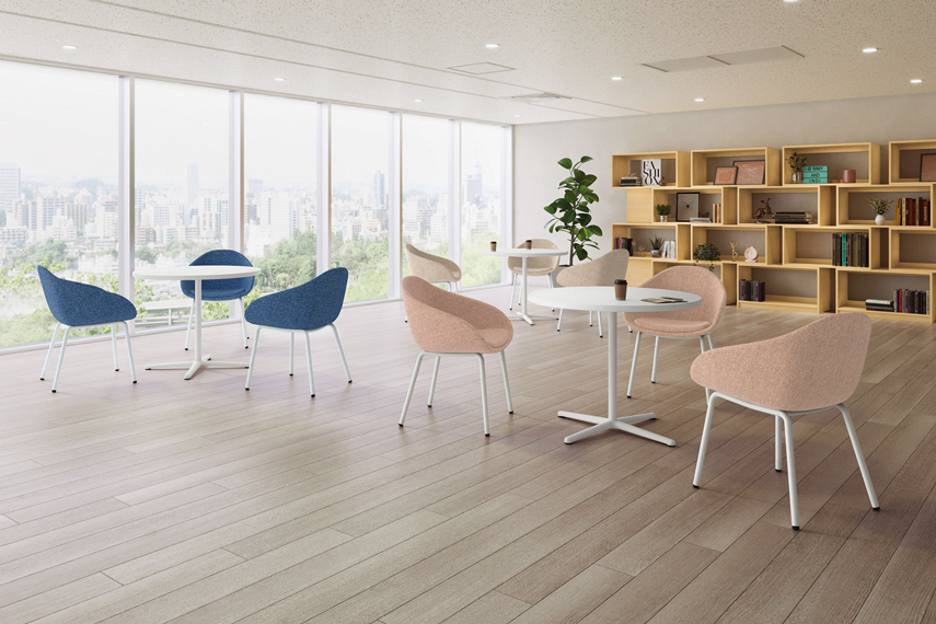 布張りカラー「ブルー」と「ペールオレンジ」の4本脚(ホワイトカラー)を使用したラウンジの提案画像です。