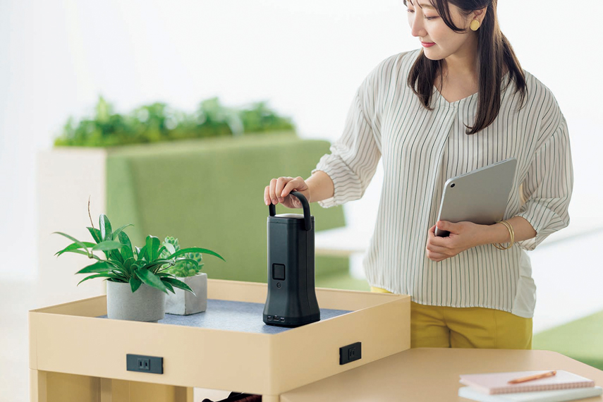 ポータブルバッテリー<ポポフ>(別売)を使用して、電源を気にせず業務をする様子。