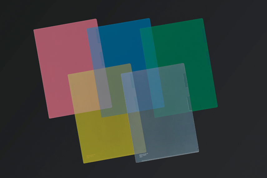 PPカラーホルダーの各色を並べている画像。カラーは左上から時計回りに、ピンク、ブルー、グリーン、透明、イエロー。