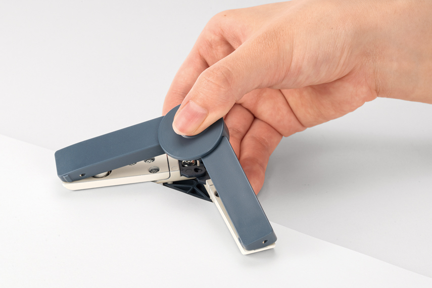 パンチで紙に穴を開けている様子。