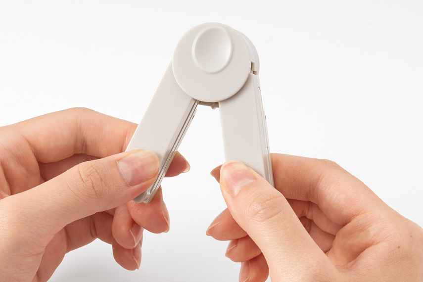 折り畳まれているパンチを左右に開き、組み立てている様子。