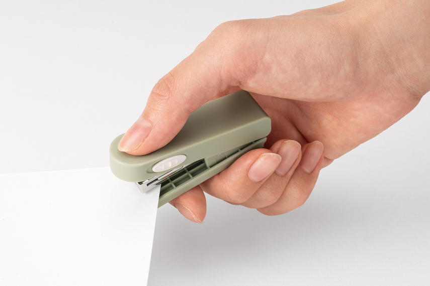 ステープラで紙をとじている様子。