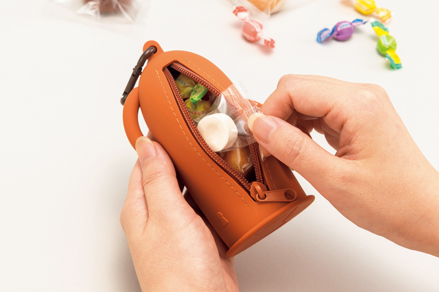 小物入れとして。＜はにさっく＞ ポーチ背面のファスナーを開けて小物を収納する様子。