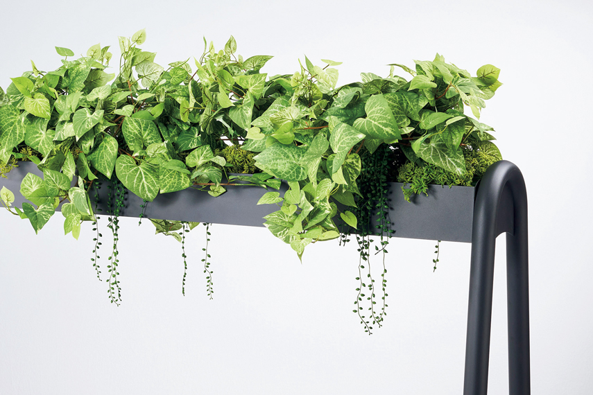 ルーフ形状のフレーム上部には、グリーンを飾れるプラントボックスが付いている。