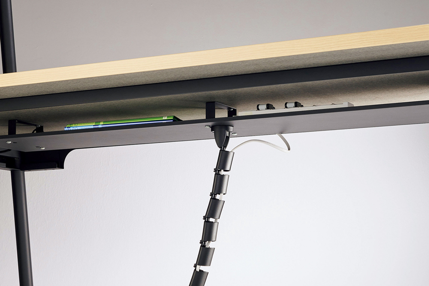 テーブル天板裏にオプションの配線トレーを取り付けた様子。