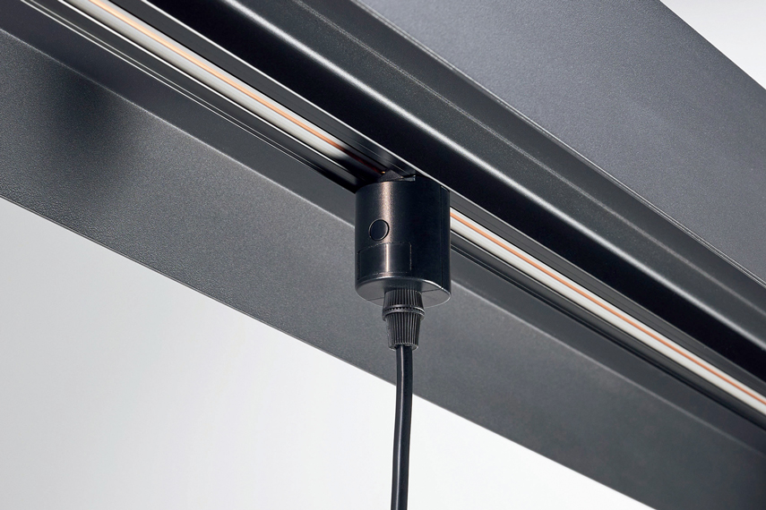 ルーフ形状のフレーム上部には、照明機器を自由な位置に取り付けられるライティングレールが付いている。