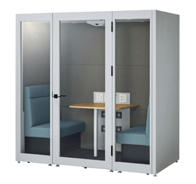 単品画像：デリカブース「2人用」。本体カラーはサテンホワイトグレーで、室内にはセージの防炎仕様のソファーが設置されている。