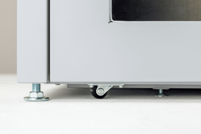 ブース本体の底面にあるキャスターとアジャスターにフォーカスした画像。