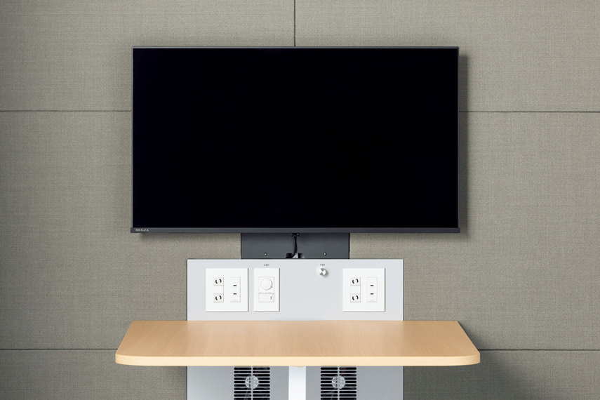 「モニター用パネル付」タイプに、モニターを設置した説明画像。