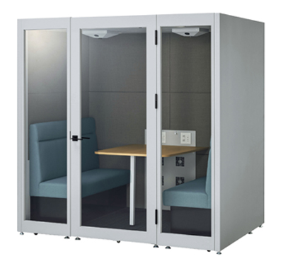 単品画像：デリカブース「4人用」。本体カラーはサテンホワイトグレーで、室内にはセージの防炎仕様のソファーが設置されている。