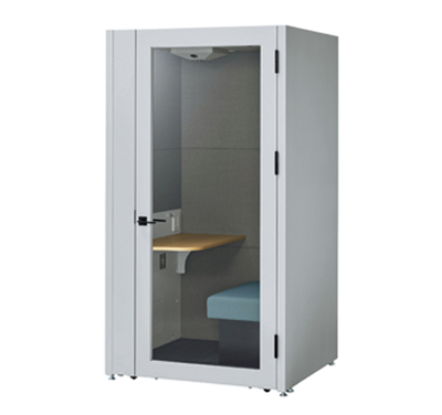 単品画像：デリカブース「1人用スタンダード」。本体カラーはサテンホワイトグレーで、室内にはセージの防炎仕様のソファーが設置されている。