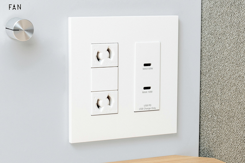 ブース内の天板上・壁面に設けられたUSB-C・AC電源コンセントにフォーカスした画像。