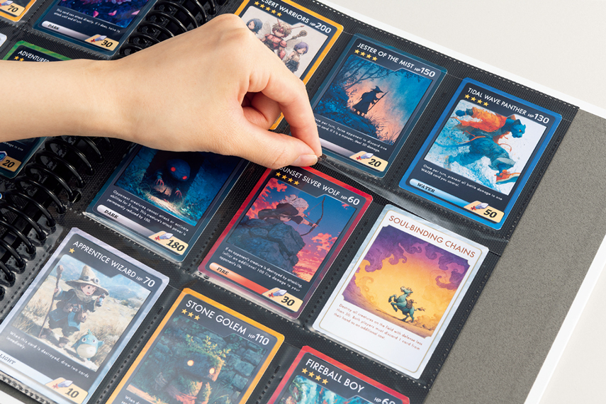 カードを収納するポケットの上部はフラップが付いており、そのフラップを指でつまんで開けている様子の画像。