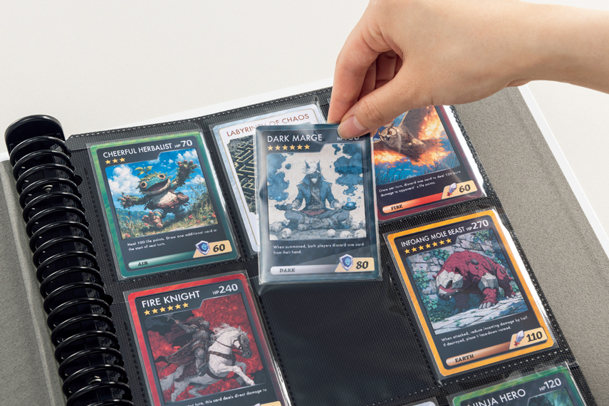 保護用スリーブに入れたトレーディングカードを、カード用ポケットの中に収納しようとしている様子の画像。