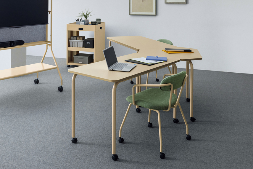 オフィス内をイメージした場所に、六角形（小）テーブル スタンダードタイプが1台と、長方形テーブル2台を組み合わせて並べている画像。カラーは、天板：ベージュ、フレーム：ベージュ。