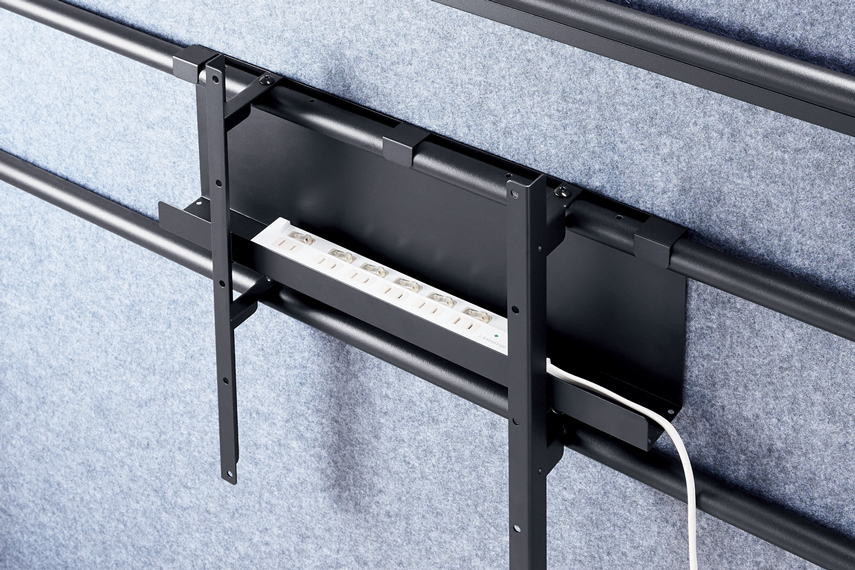 ディスプレイスタンドの「配線トレー」にフォーカスした画像。トレーの上にはOAタップが載っている。