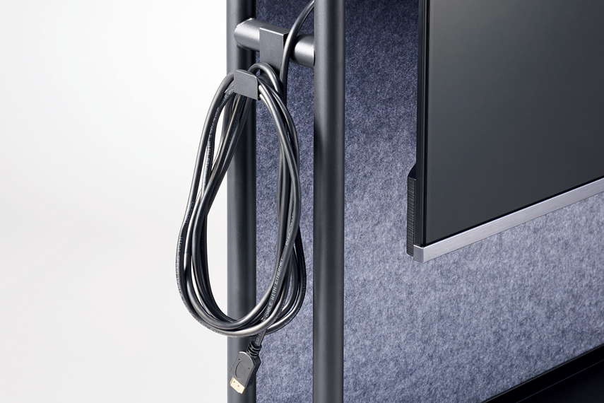 ディスプレイスタンドに4個付属する「ケーブルフック」の1つにフォーカスした画像。HDMIケーブルを輪っか状にまとめ、フックに引っかけている様子。