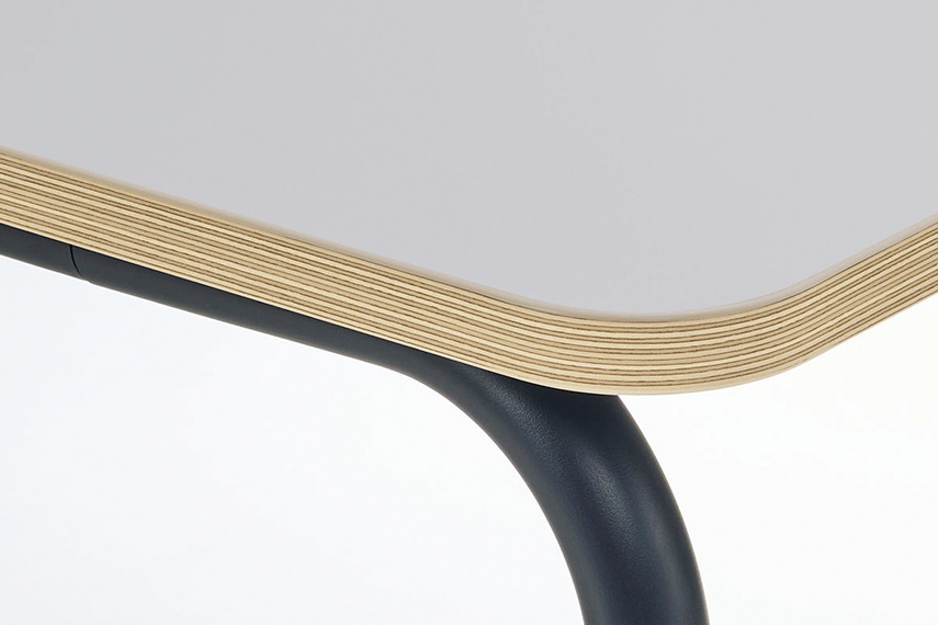 ブラックフレーム・ライトグレー天板の角にフォーカスした画像。ベージュ系の色が層になっている。