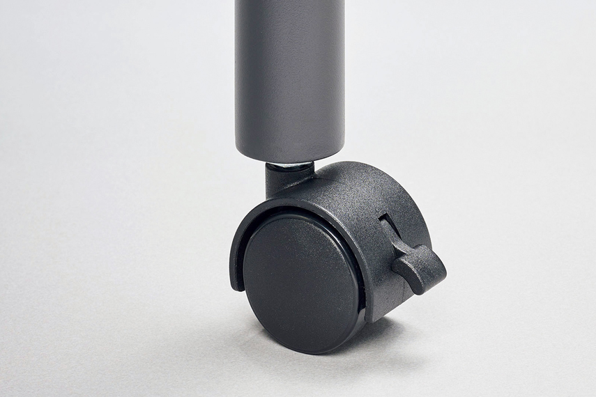 デスクに使用している黒いキャスターにフォーカスした画像。固定するためのストッパー付き。