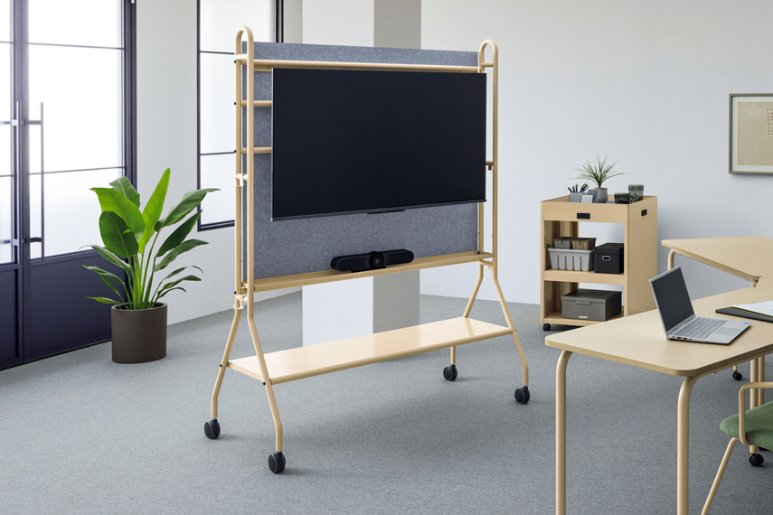 オフィス内をイメージした場所に、ディスプレイスタンドを設置した画像。ディスプレイスタンドのカラーは、棚板：ベージュ、フレーム：ベージュ。