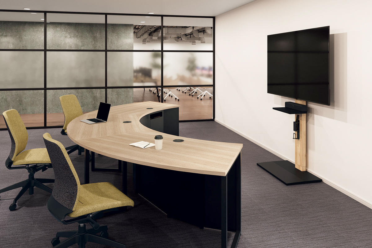 オフィス内をイメージした部屋の右の壁側に、「壁寄せディスプレイスタンド」が配置されているイメージ画像。ディスプレイスタンドの前には、WEBミーティング用テーブル＜バスコ＞6人用と、オフィスチェアー＜コストラ＞が3脚並んでいる。