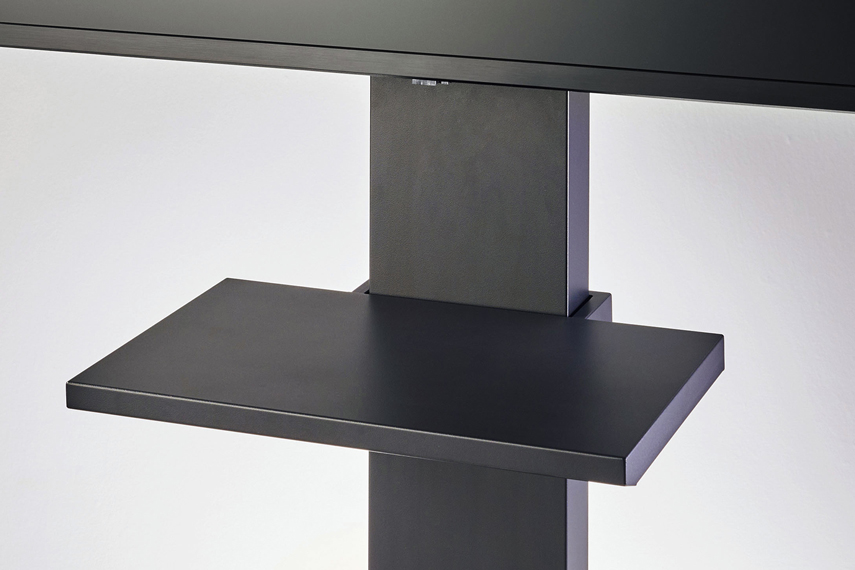 ディスプレイの真下（「前面パネル」をつけた本体脚部分）に、棚板が取り付けられている様子。