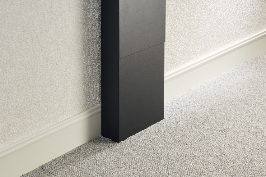 「OAフロア専用ベース」を使い、床下にベースを収納している様子。