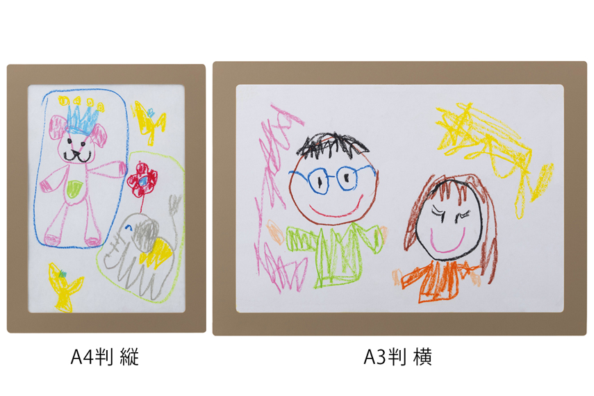 フレームホルダーに作品を入れた状態の画像。2つのフレームホルダーが横並びになっていて、左側はA4判が縦向きに、右側はA3判が横向きに並んでいる。