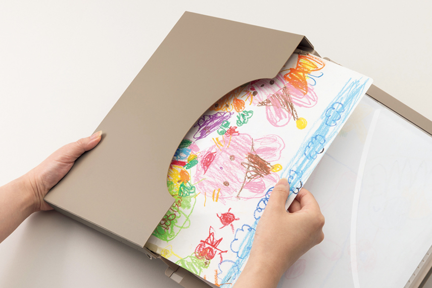 フレームホルダーの「ケース部分」に作品を収納している様子の画像。