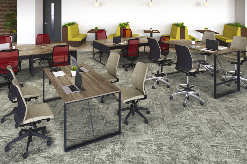 オフィス内をイメージした場所に、「ミーティング用テーブル」のスタンダードタイプ・ハイタイプを設置した画像。カラーはいずれも、天板：ショコラアッシュ、脚部：ブラック。