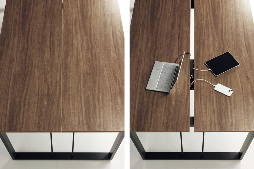 ミーティング用テーブルの「セパレート天板タイプ」は2枚の天板で構成されており、天板の隙間の幅を2種類から選択できる。画像・左側は隙間の幅5mmで設置したときの様子で、画像・右側は幅34mmで設置した様子。34mmの場合は、天板の間から配線処理ができるように設計されていることを説明しており、ノートPCタブレット端末、スマートフォンを充電している。