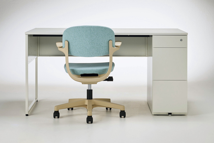 「片袖机」にオフィスチェアーがセットされた画像。