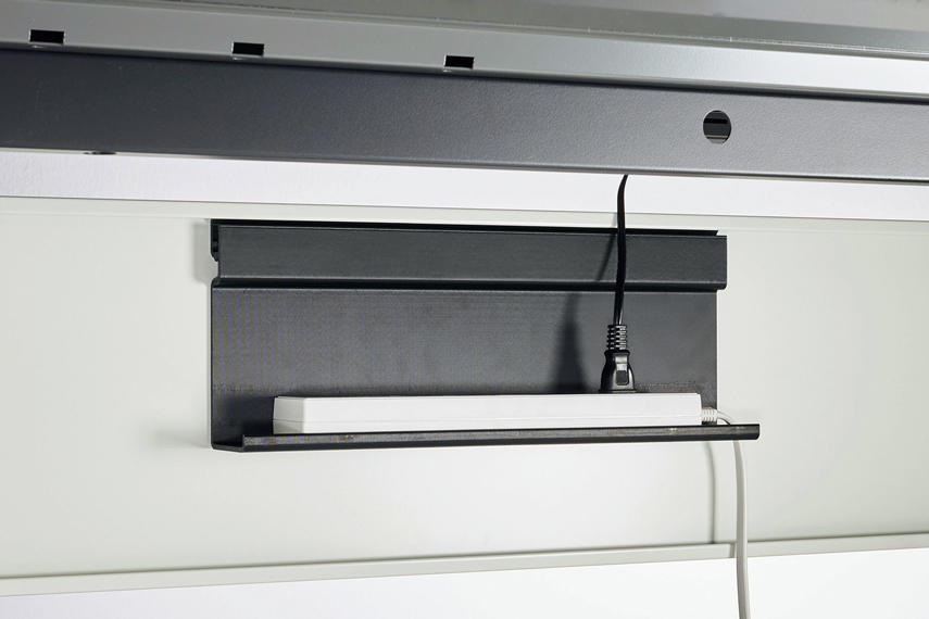 デスクの幕板に「配線トレー」を設置し、トレー上にOAタップを置いている様子の画像。