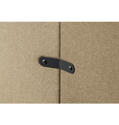 ソファー同士や、ソファーとパネル付テーブルを連結するための「連結金具」が取り付けられている様子の画像。