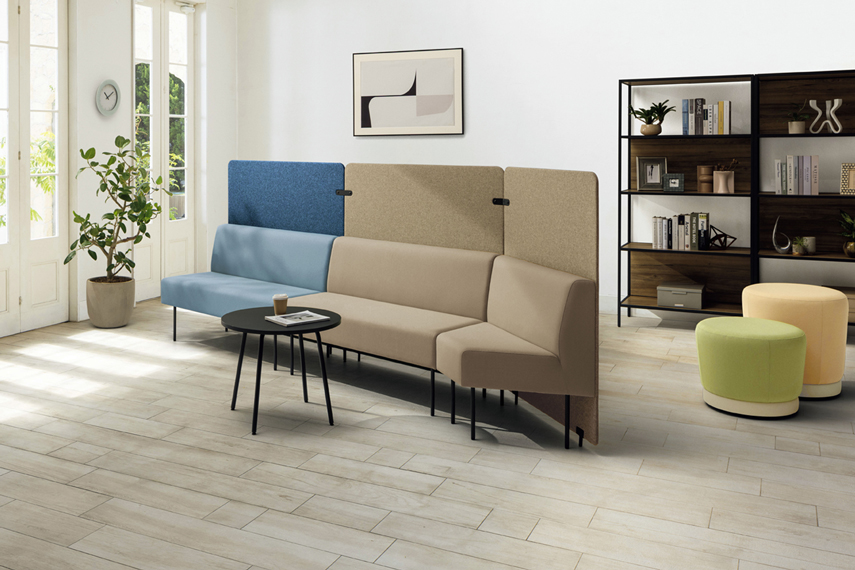 オフィスのオープン空間をイメージした場所に、ソファーが配置されている画像。パネル付ソファーを3台組み合わせた、セミクローズドな空間を表現したレイアウト。