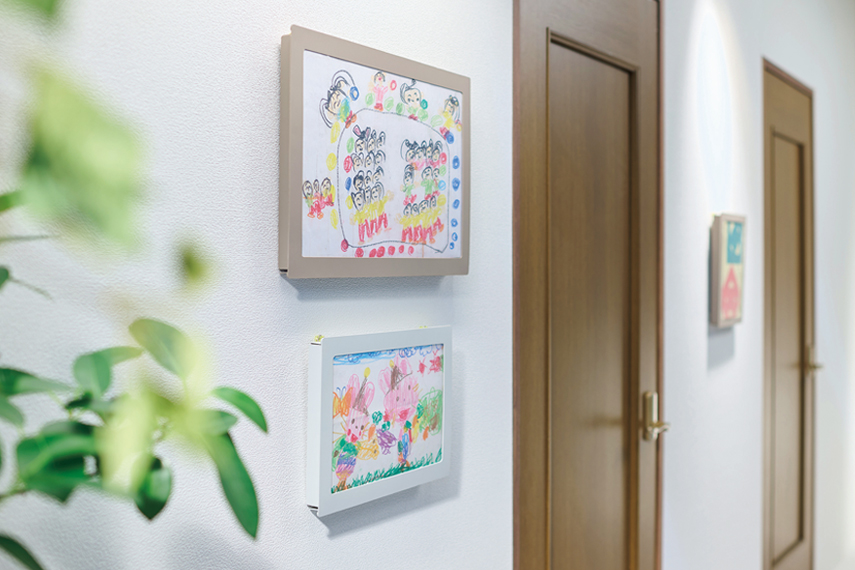 ＜sumafy（スマフィ）＞ フレームホルダーのイメージ画像。