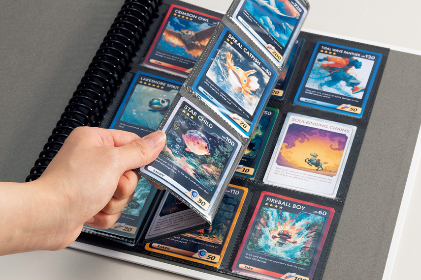 カード用ポケットにトレーディングカードを収納している説明画像。